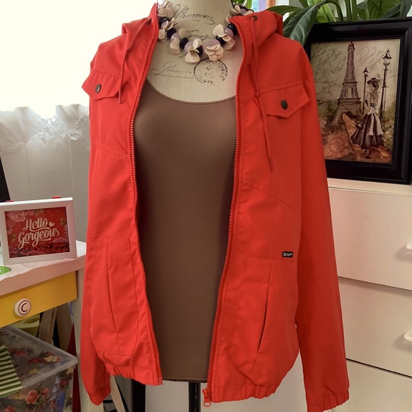 Volcom Enemy Lines Jacket with hood. Full zip closure. Two exterior pockets. - Picture 3 of 7